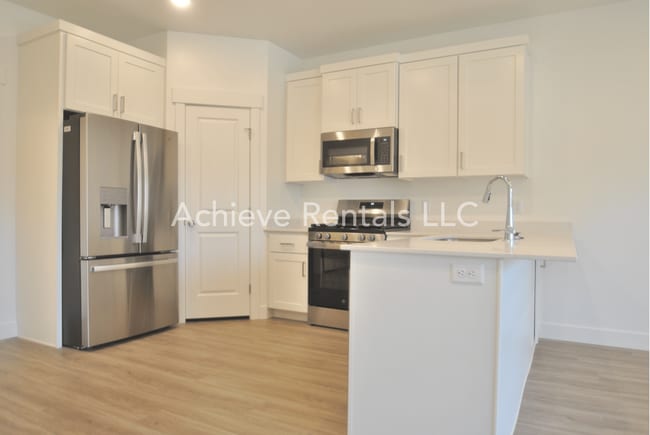 Building Photo - Beautiful 3 Bed Townhome in Nibley with pool!