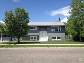 Building Photo - 3 Bedroom, 2 Bathroom Duplex- 5 minute wal...