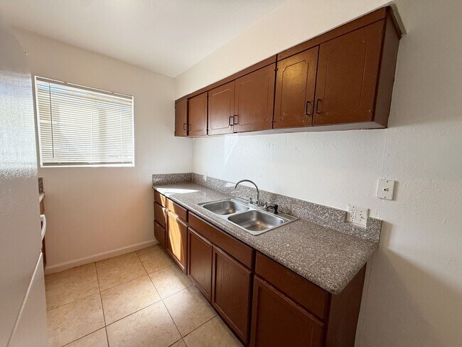 Building Photo - Remodeled 2 Bedroom and 1 Bath Unit Near E...