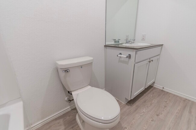 Building Photo - 1131 Janzen Rd