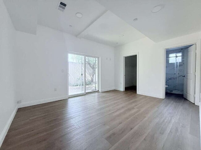 Building Photo - 1731 E 68th St