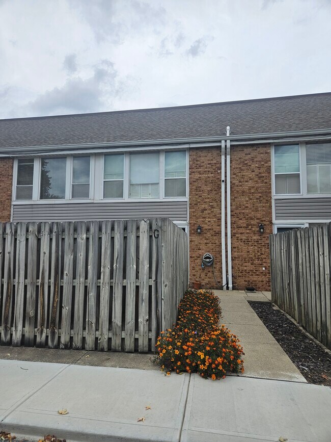 Primary Photo - 105 E Ticonderoga Dr