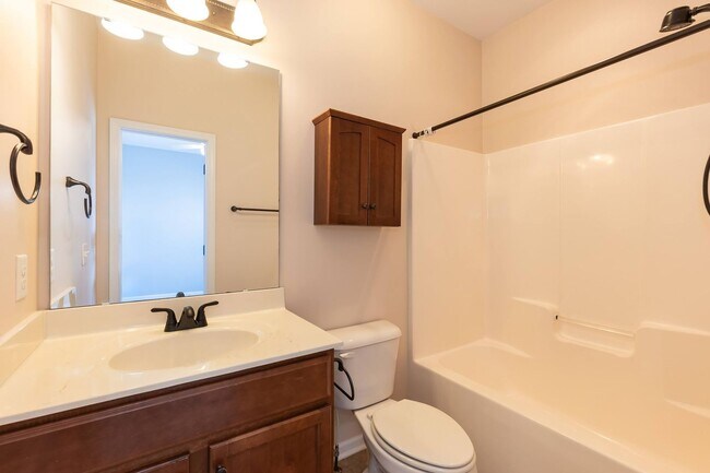 Building Photo - GORGEOUS Well maintained Two Bedroom Townh...