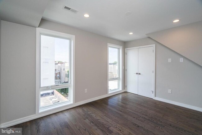 Building Photo - 1432 Clymer St