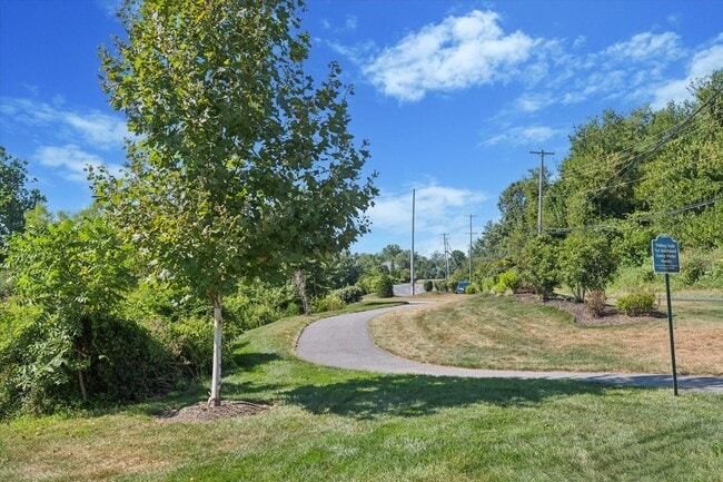 Building Photo - Beautifully Upgraded 4B/3.5B Home with Dec...
