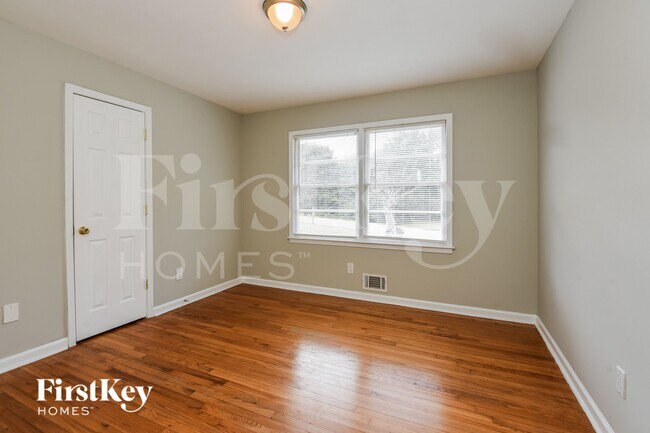Building Photo - 4104 Middle Dr