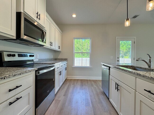 Building Photo - AVAILABLE OCTOBER 2025 [PET FRIENDLY]