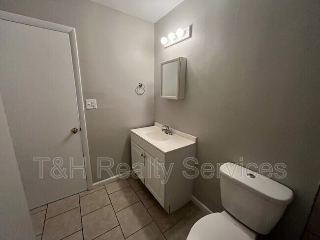 Building Photo - 622 Brewer Pl