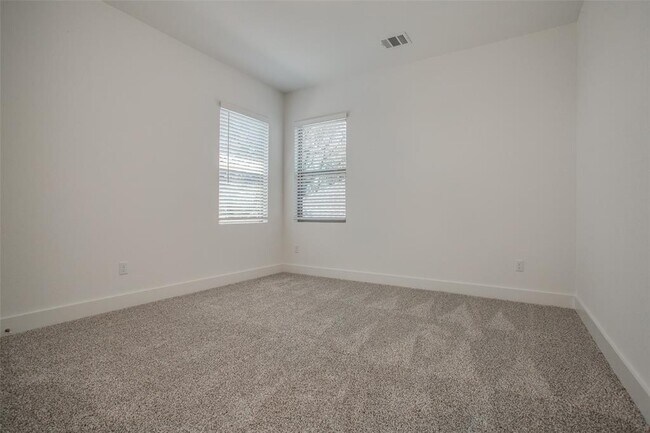 Building Photo - 620 Golden Glory Rd