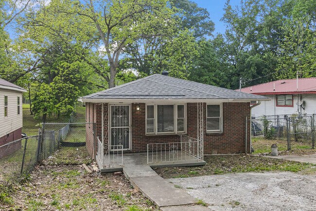 Primary Photo - 402 Carver Ave
