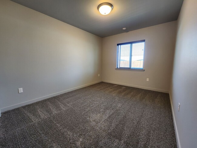 Building Photo - Newer Build Unit in Pasco