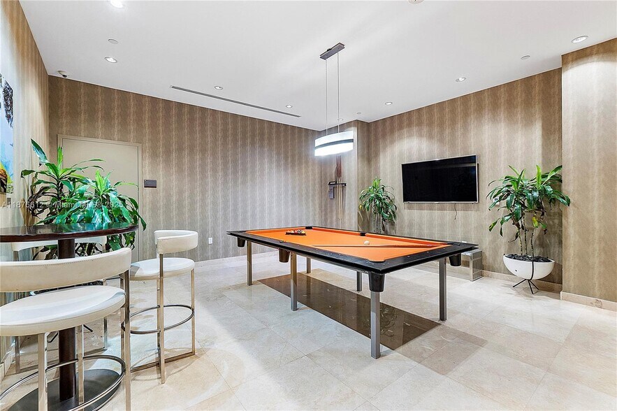 Building Photo - 15811 Collins Ave