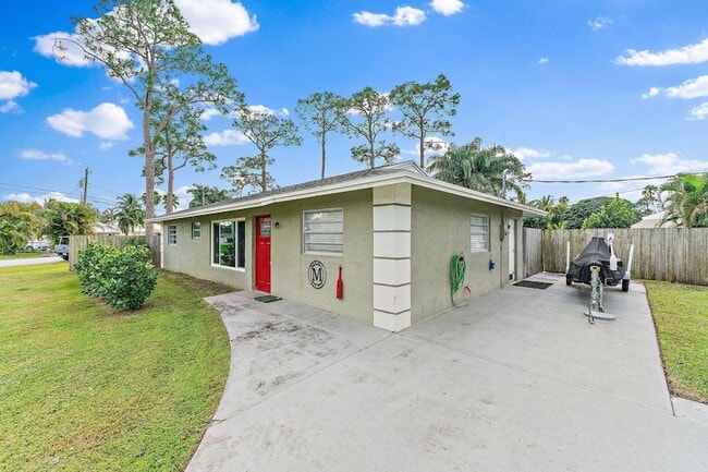 Building Photo - 5854 SE Orange Blossom Trail