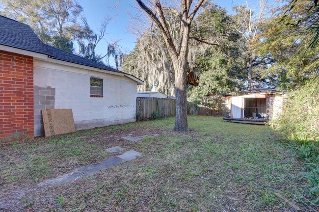 Building Photo - Cute Bungalow - great yard - Two Bedroom