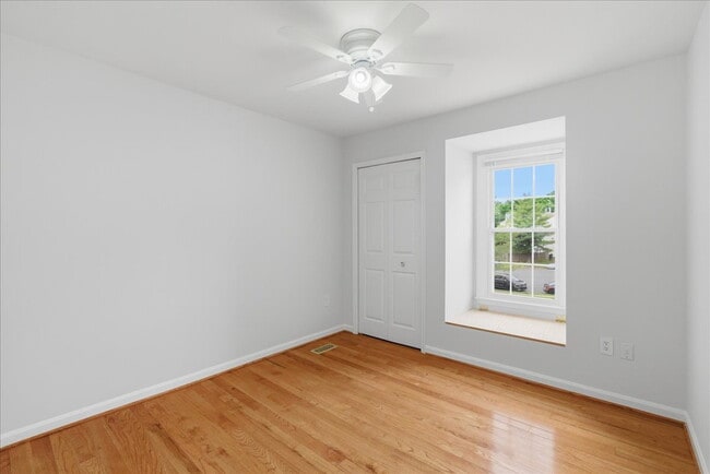 Building Photo - Welcome home to this beautifully updated and move-in-ready 3-bedroom, 3.5-bath townhouse
