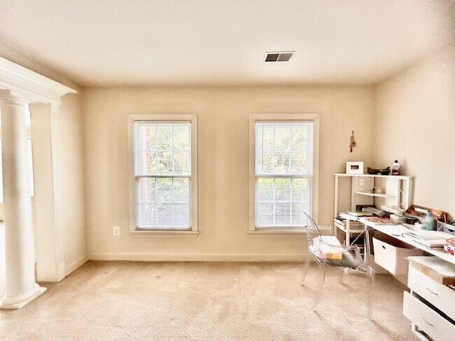 Building Photo - 10503 Aubinoe Farm Dr