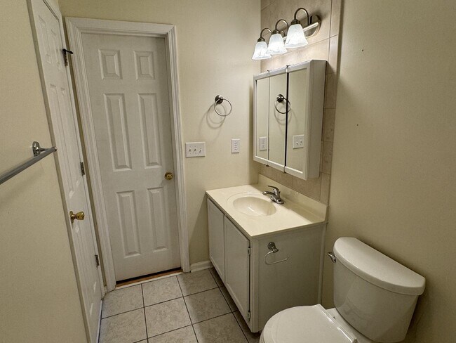 Building Photo - 3 BD/2 BA - Two Story Home in Mid-town Wil...