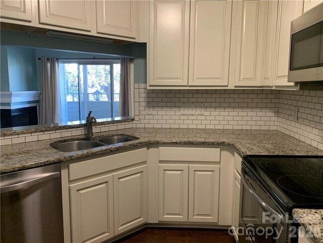 Building Photo - 2519 Stockbridge Dr