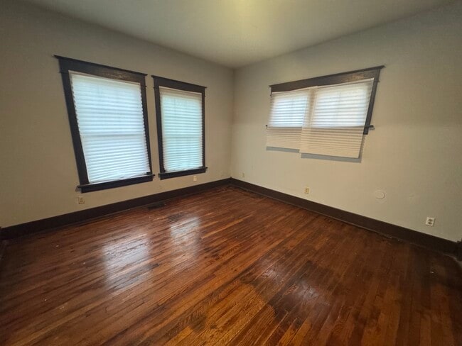 Building Photo - 1003 Main-E