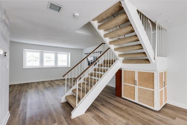 Building Photo - 7094 Stonington Dr NE