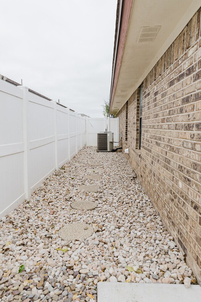 Building Photo - 1105 Gordon Blvd