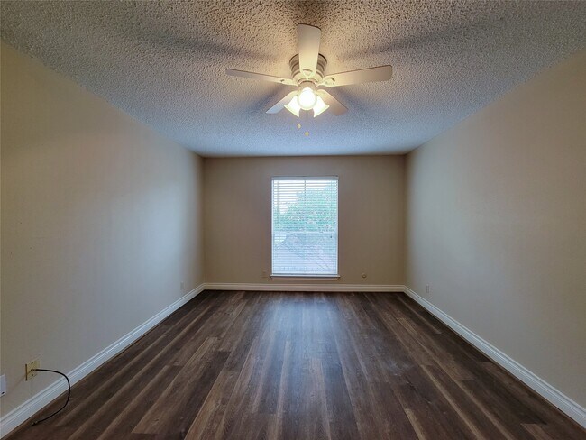 Building Photo - 700 Thicket Ln