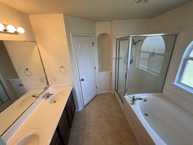 Building Photo - "Charming 3-Bed Oasis with Granite Touches & Cozy Fireplace in Cibolo!"