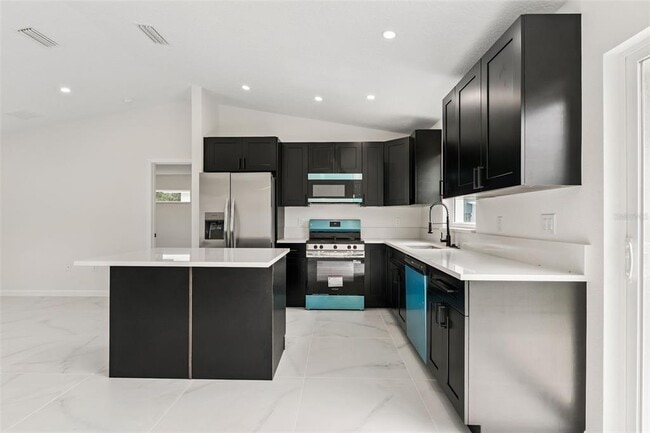 Building Photo - 2544 N Arrowhead Rd