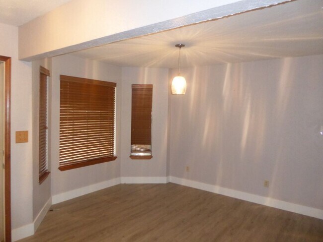 Building Photo - Corner Lot