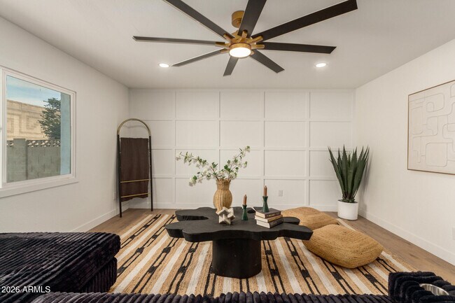 Building Photo - 516 E Greenway Dr