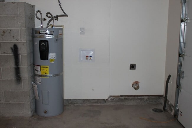 Building Photo - 4 Bed 2 Bath Hillsboro Ranch