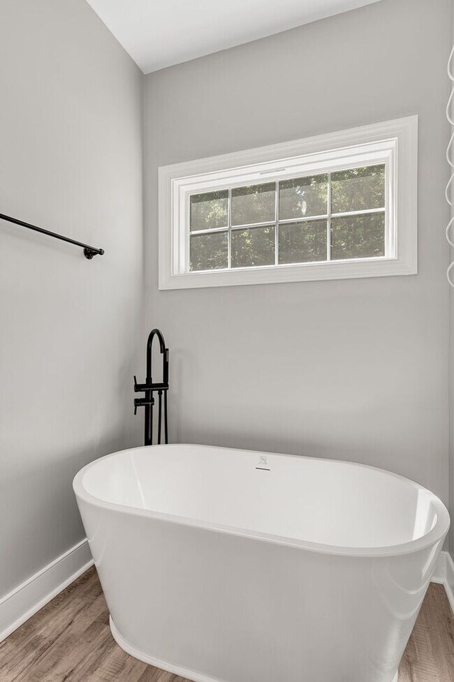 Building Photo - Beautiful Rental in The Highlands – Spacio...