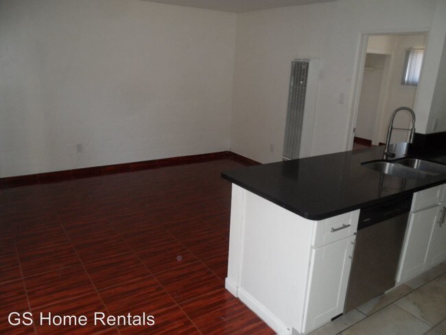 Building Photo - 251-251 Avenida Del Poniente