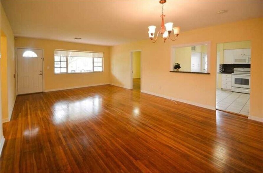 Granite Pass-Through to Kitchen - 6515 SW 48th St