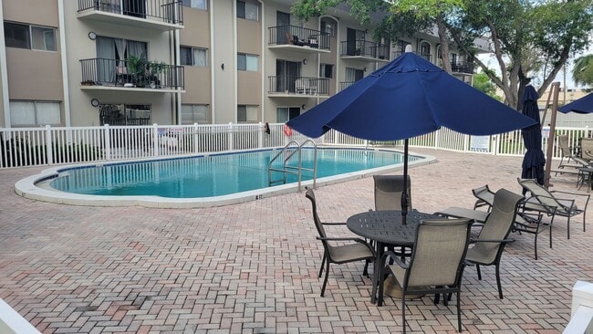 Building Photo - Charming 1BR Condo in Prime Westshore Location – Move-In Ready!