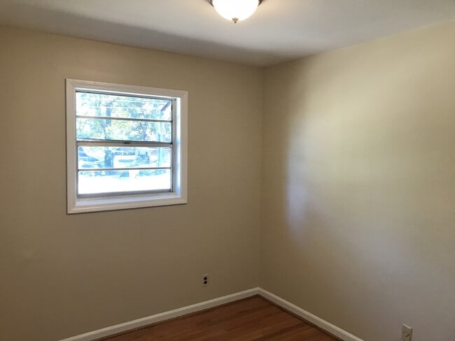 Building Photo - **ON HOLD**3 Bedroom / 1.5 Bathroom Home f...