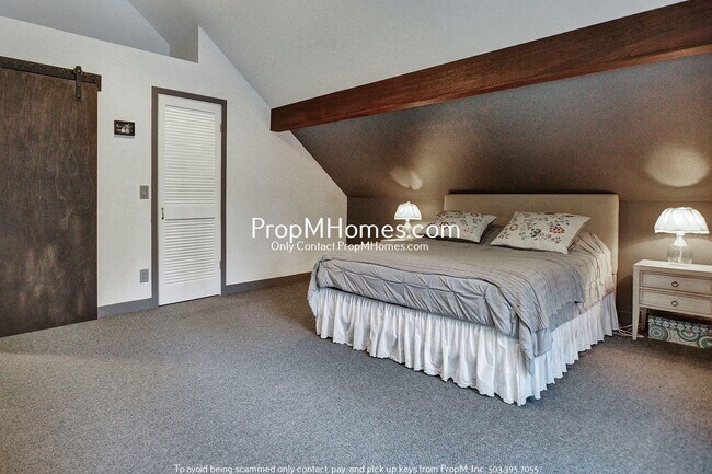 Building Photo - Charming Updated First Addition Cottage!