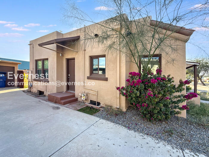 Building Photo - 934 E 7th St