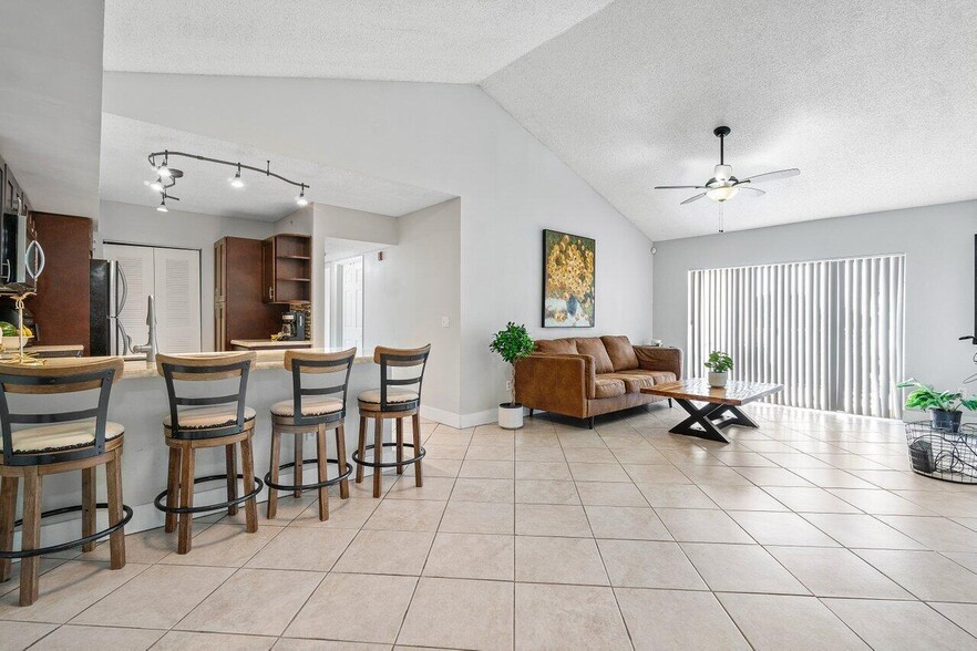 Building Photo - 2620 S University Dr
