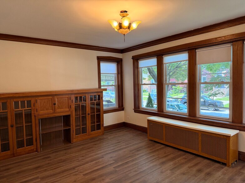 Building Photo - 3423 N Ridgeway Ave