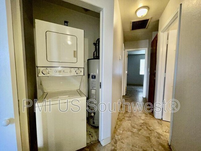 Building Photo - 8132 E Lakeshore Dr