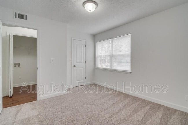 Building Photo - 2905 Arrowhead Dr