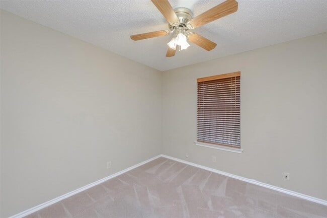 Building Photo - 1902 Lee Dr