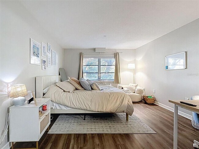 Building Photo - 406 S Cedar Ave