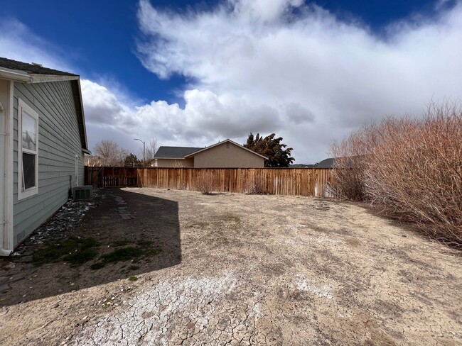 Building Photo - 3 bedroom Home located in the Desert Lakes...