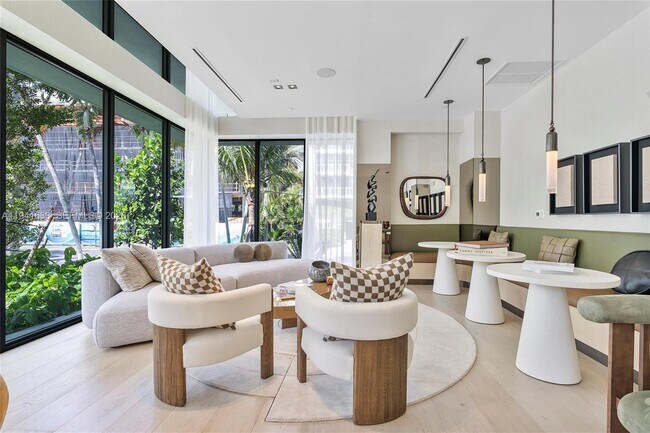 Building Photo - 9901 W Bay Harbor Dr