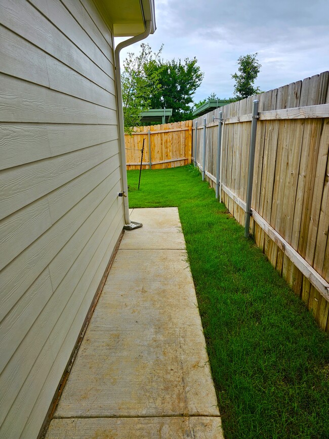 Building Photo - 9612 Whisper Willow Blvd