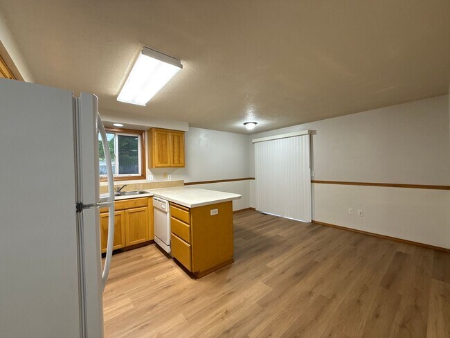 Building Photo - 3 Bedroom Single Story Home on Dead End St...