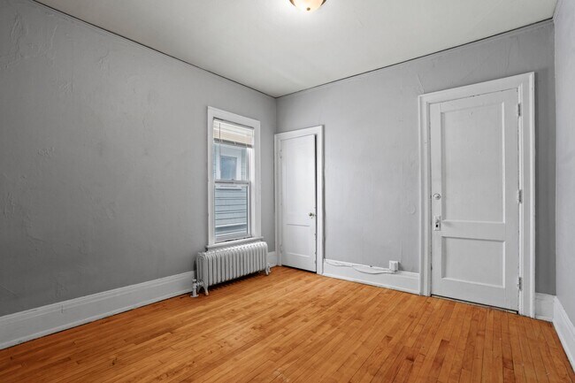 Building Photo - Maryland Upper Flat - Walk to Campus