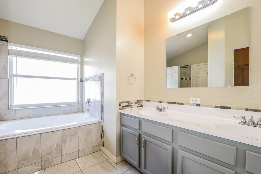 Building Photo - 11001 Siting Pl